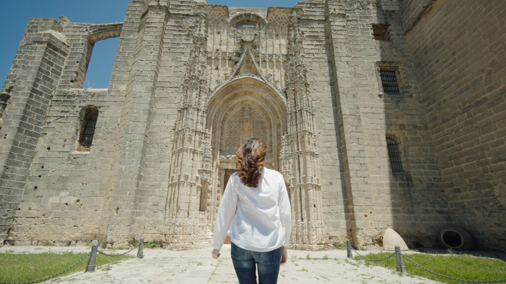 mujer de espaldas en localización de Cádiz film service