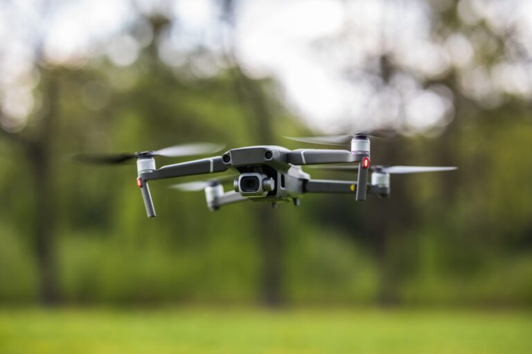 drone volando y capturando imágenes