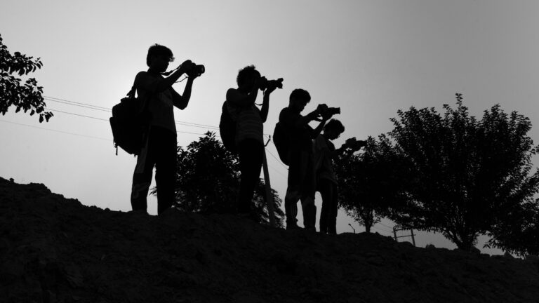 equipo de producción fotográfica en blanco y negro