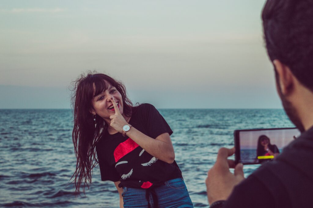 foto de una chica corporate film delante del mar